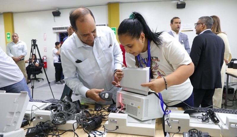 JCE inicia proceso de clonado de equipos que se usarán en primarias del PRM - Precisión - Con la información precisa