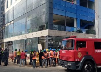 Reportan un muerto y cuatro heridos al caer de un andamio en edificio en construcción