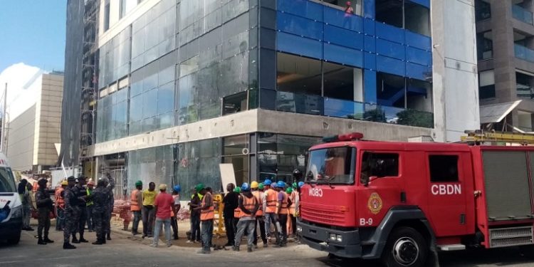 Reportan un muerto y cuatro heridos al caer de un andamio en edificio en construcción