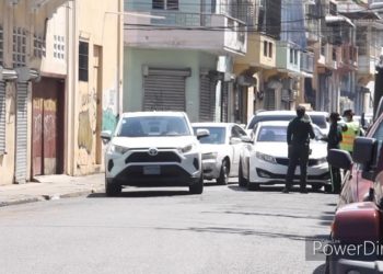 Agentes de tránsito en Monte Plata permitieron a un hombre conducir camioneta embriagado