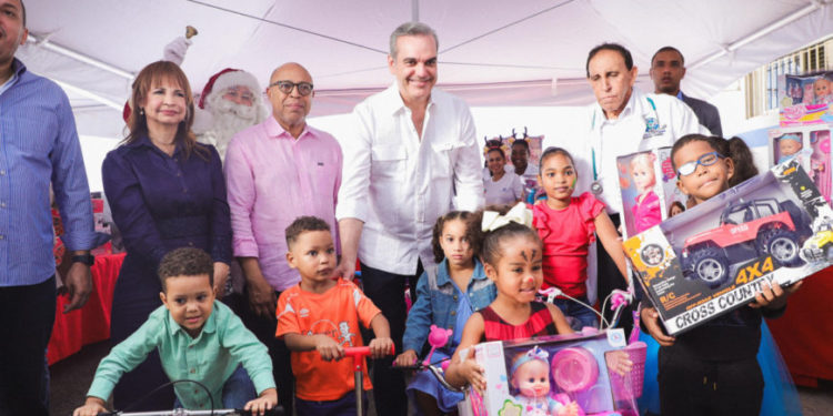Abinader participa en aguinaldo de la Fundación Cruz Jiminián