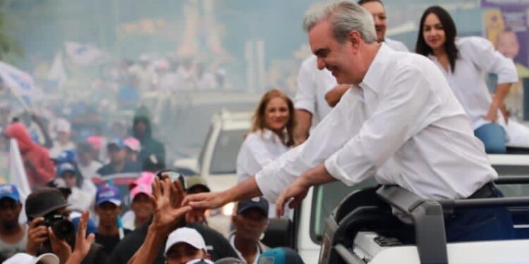Abinader encabeza caravanas en apoyo a los candidatos en la región este