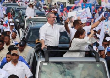 Abinader encabeza caravana en Barahona junto a candidatos municipales·