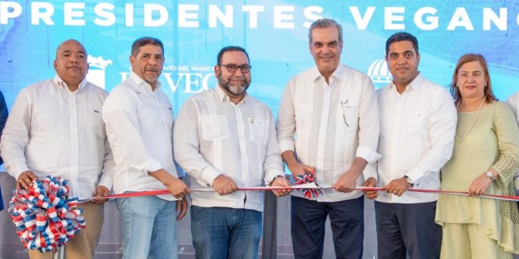 Abinader inaugura avenida Pedro A. Rivera y Plaza Presidentes en La Vega