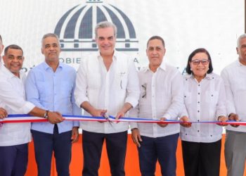 Abinader inaugura primer tramo carretero entre Barahona