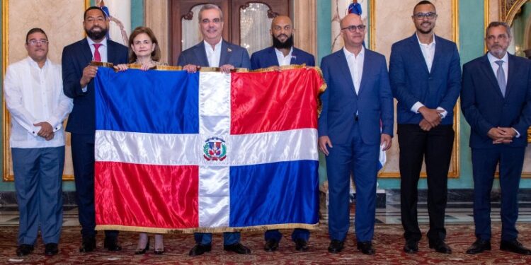 Presidente Abinader entrega bandera dominicana para la Serie del Caribe 2024 a los Tigres del Licey