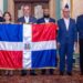 Presidente Abinader entrega bandera dominicana para la Serie del Caribe 2024 a los Tigres del Licey