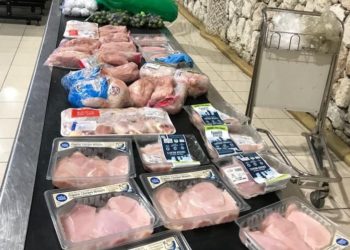 Decomisan kilos de frutas y vegetales a un artista español en el aeropuerto de Punta Cana