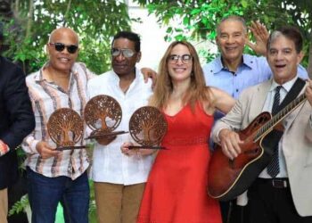 Medio Ambiente reconoce varios artistas por apoyo al Plan Nacional de Reforestación