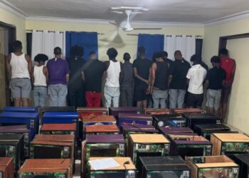 Intervienen la calle 42 de Capotillo y arrestan 17 personas