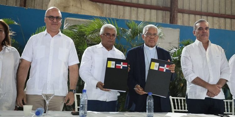 Presidente Abinader encabeza traspaso de predios de El Vaticano a Bienes Nacionales