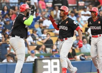 Escogido le pisa los talones al Licey con victoria 8-5