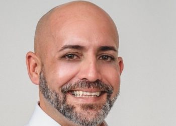 Joey Cuevas entrega el cien por ciento de sus endosos ante la CEE