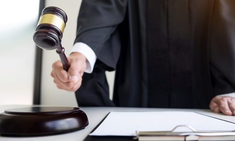 Dictan medidas de coerción a dos hombres acusados de estafar a varias empresas