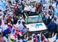 Abinader recorre Villa Altagracia, El Carril, Haina y San Cristóbal en multitudinarias caravanas