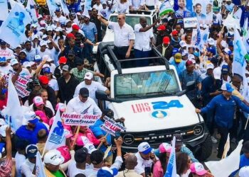 Abinader recorre Villa Altagracia, El Carril, Haina y San Cristóbal en multitudinarias caravanas