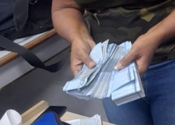 Un seguridad del Metro devuelve bulto que encontró con más de medio millones de pesos