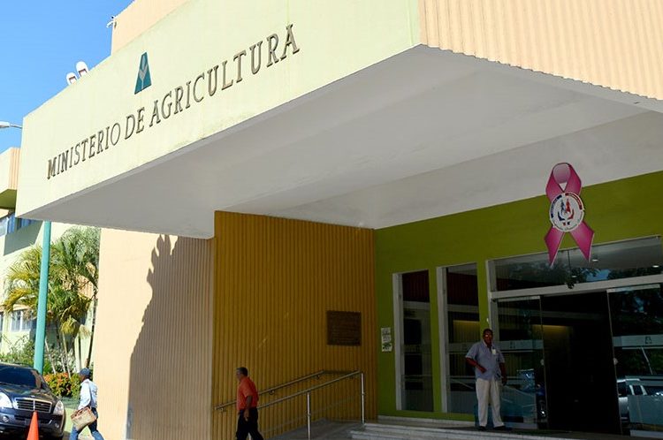 Entregan cheques a productores de invernaderos afectados por lluvias en Rancho Arriba