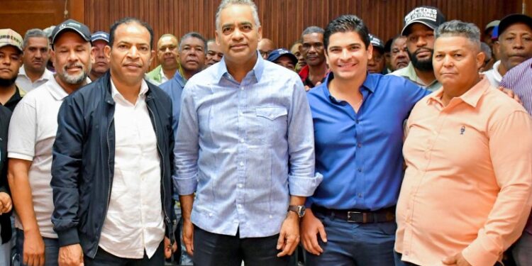 Gobierno conforma mesa de trabajo con transportistas de Santiago previo entrada en funcionamiento del monorriel