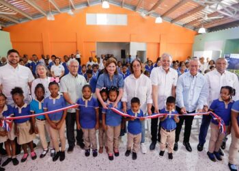Vicepresidenta Raquel Peña inaugura escuela, muelle y campo deportivo