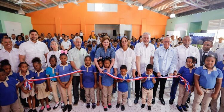 Vicepresidenta Raquel Peña inaugura escuela, muelle y campo deportivo