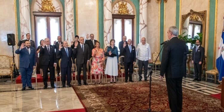 Abinader juramenta miembros de consejos Orden del Mérito Duarte, Sánchez y Mella, y Heráldica de Cristóbal Colón