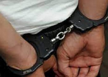 Arrestan hombre que se hacía pasar como empleado de compañías telefónicas para robar