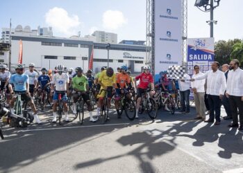 Samuel Pereyra da el banderazo de salida de la Vuelta Ciclística Independencia Nacional