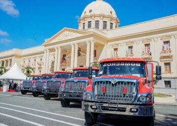 Presidencia entrega once modernos camiones a distintos cuerpos de bomberos