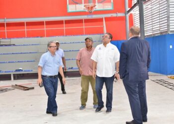 Ministro Francisco Camacho supervisa obras deportivas en sector Capotillo