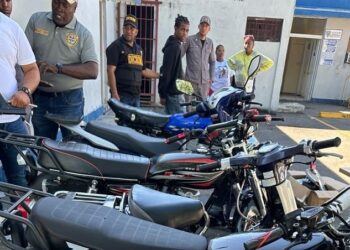 Policía apresa a dos antisociales en Baní, le ocupan pistola y motocicletas robadas