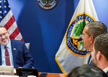 Gobernador Pierluisi se reúne con el secretario del Departamento de Educación de EEUU