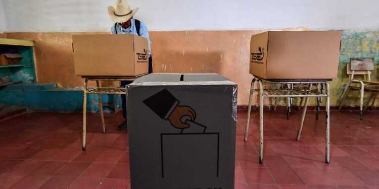Cierran los colegios electorales en los comicios presidenciales de El Salvador