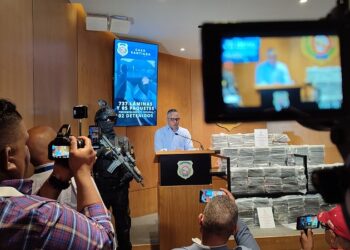 Decomisan 737 láminas y cinco paquetes de cocaína y arrestan a dos mujeres