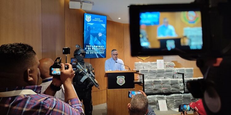 Decomisan 737 láminas y cinco paquetes de cocaína y arrestan a dos mujeres