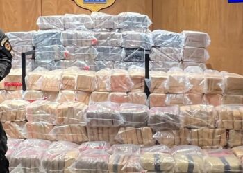 Arrestan dos e interceptan lancha con 612 paquetes de drogas