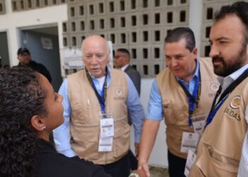 Misión Electoral de la OEA y la UNIORE recorren centros de votación