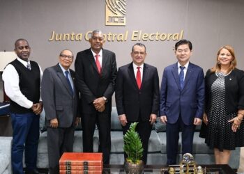 Presidente de la JCE recibe visita de directivos del CODUE, que expresan respaldo al Pleno
