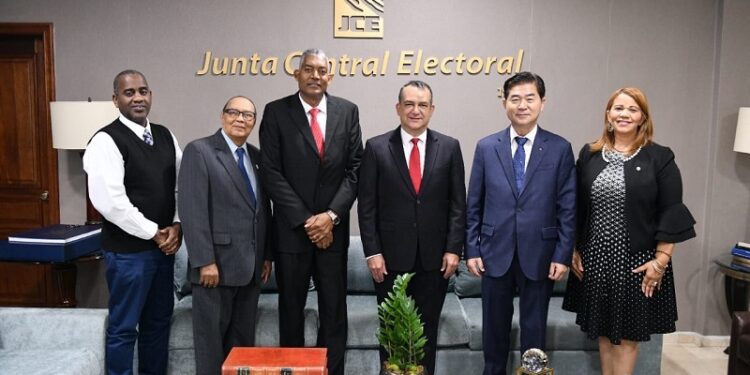 Presidente de la JCE recibe visita de directivos del CODUE, que expresan respaldo al Pleno