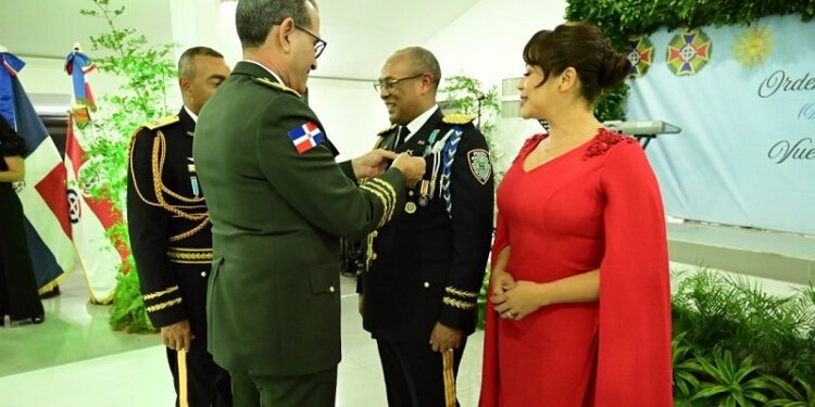 Reconocen con la “Orden del Mérito Aéreo” al director general de la PN