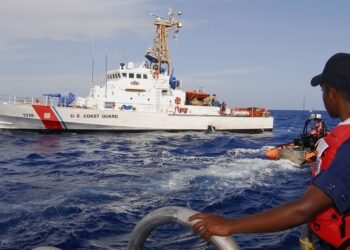 Guardia Costera suspende búsqueda de posibles sobrevivientes de embarcación de migrantes volcada