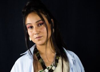 La rapera colombiana KcK le rinde homenaje al fuego con «Arde»