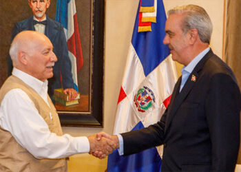 Abinader se reúne con observadores electorales de la OEA