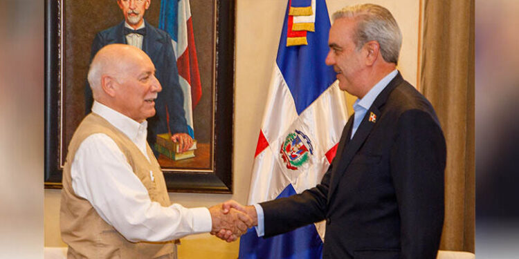 Abinader se reúne con observadores electorales de la OEA