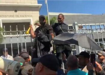 Gobierno dice que sectores políticos están detrás de protesta de los pensionados de la Policía