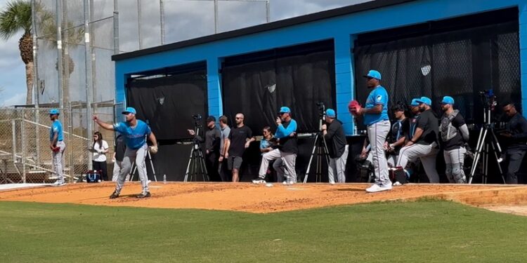 Sixto Sánchez lanzó en las prácticas de bateo en vivo de Marlins