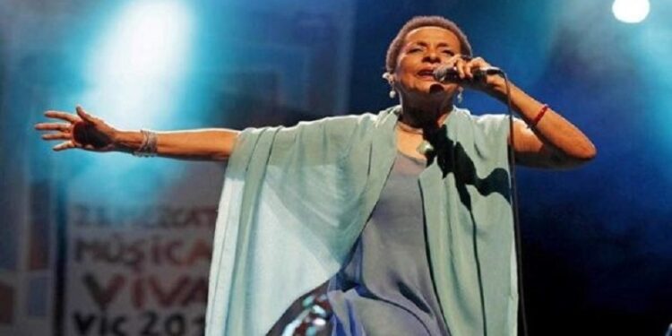 Hospitalizan a cantante peruana Susana Baca por estado delicado