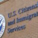 USCIS emite regla final para ajustar ciertas tarifas de Inmigración y Naturalización