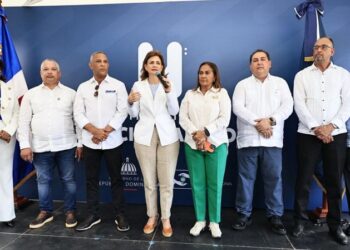 Vicepresidenta deja en funcionamiento dos obras de salud en Monte Plata y Arenoso