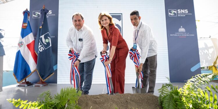 Vicepresidenta encabeza actos para remozamientos y adecuaciones de dos hospitales